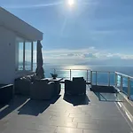 Rocknest Sea View Penthouse Lejlighed *