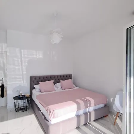Rocknest Sea View Penthouse * Sarandë