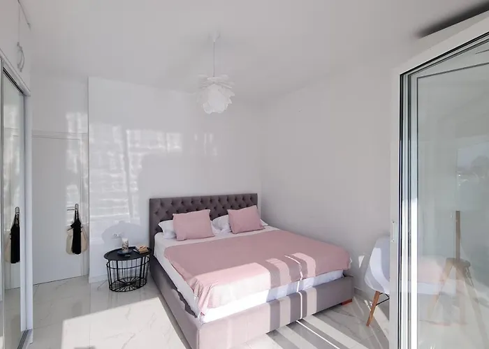 Rocknest Sea View Penthouse * Sarandë